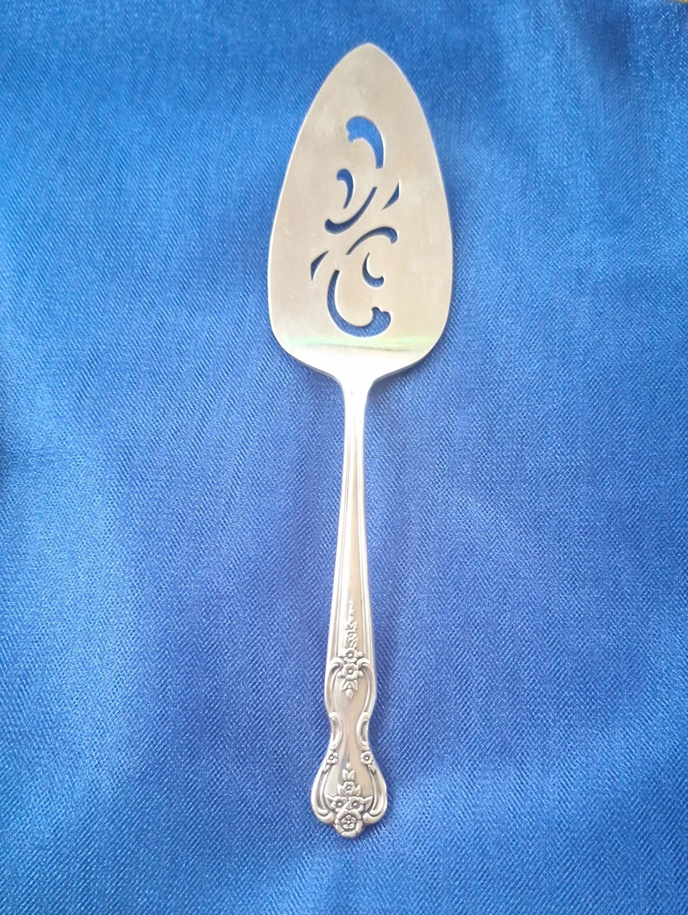 WM Rogers Silver-plated Pierced Cake Server - Classic Floral Handle